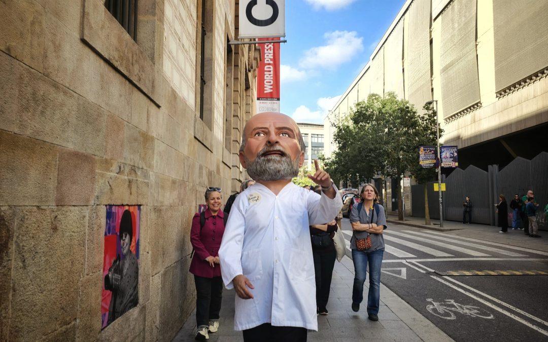 Més de 40 persones acompanyen a Santiago Ramón y Cajal per Barcelona